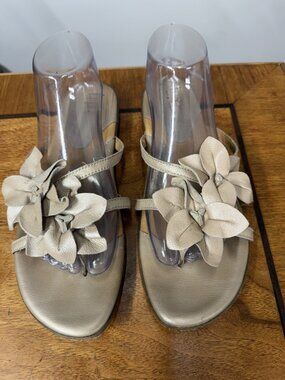 b.o.c Born Concept women's 9 Gold slip-on sandals flowers Leather  shoes Thongs